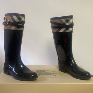 New Burberry Clemence Rain boots. Size 37 6.5 US. Black with check pattern